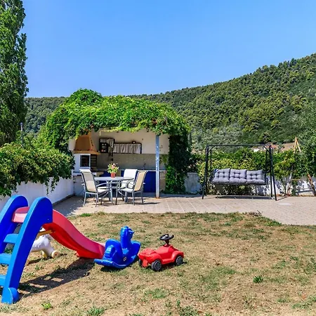 Nikolakis House *