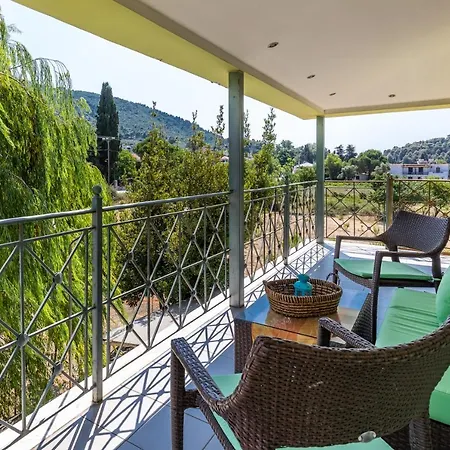Nikolakis House Apartment *